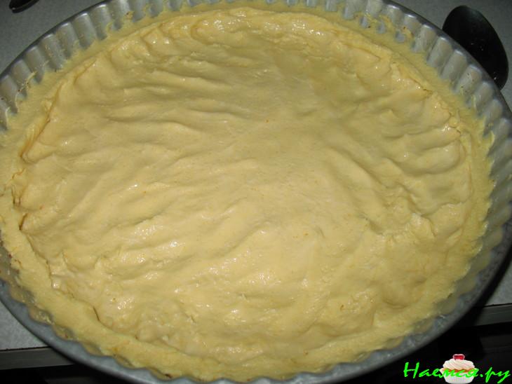 Песочный пирог с вишней и черной смородиной