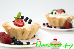 Тарталетки с ягодами и кремом из маскарпоне