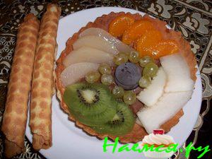 Вафельная корзинка с фруктами