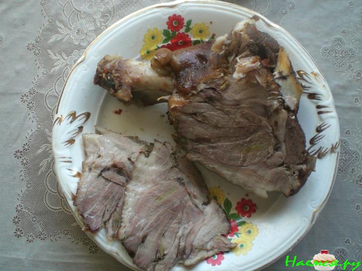 Свиная рулька с чесноком и аджикой