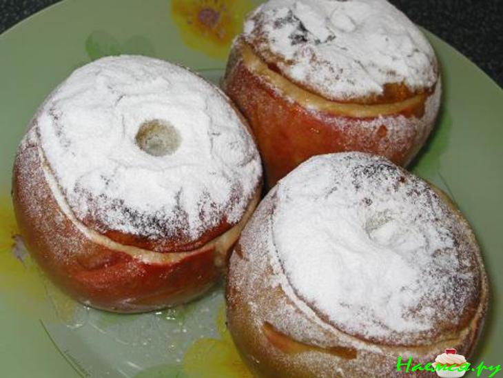 Печеные яблоки с черносливом, медом и орехами Печеные яблоки с черносливом, медом и орехами