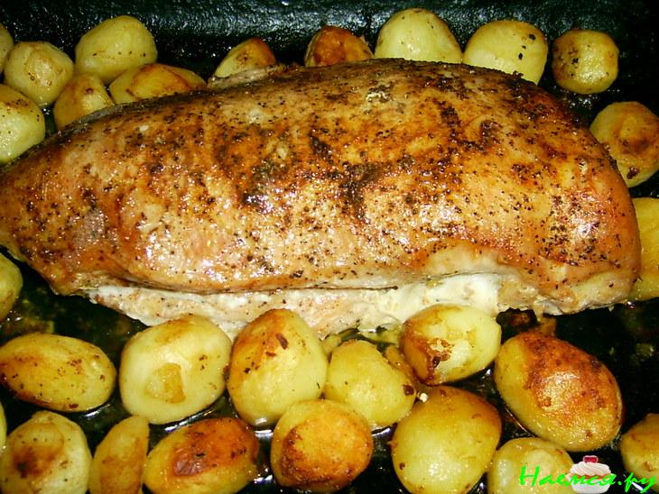 Грудка индейки запеченная с картошечкой Грудка индейки запеченная с картошечкой