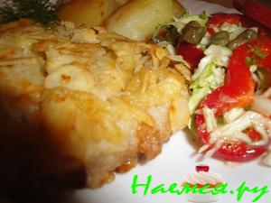 Шницель в миндально-сырной панировке с пряным овощным салатом