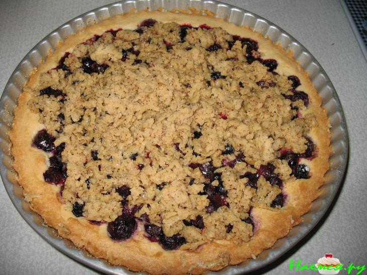 Песочный пирог с вишней и черной смородиной