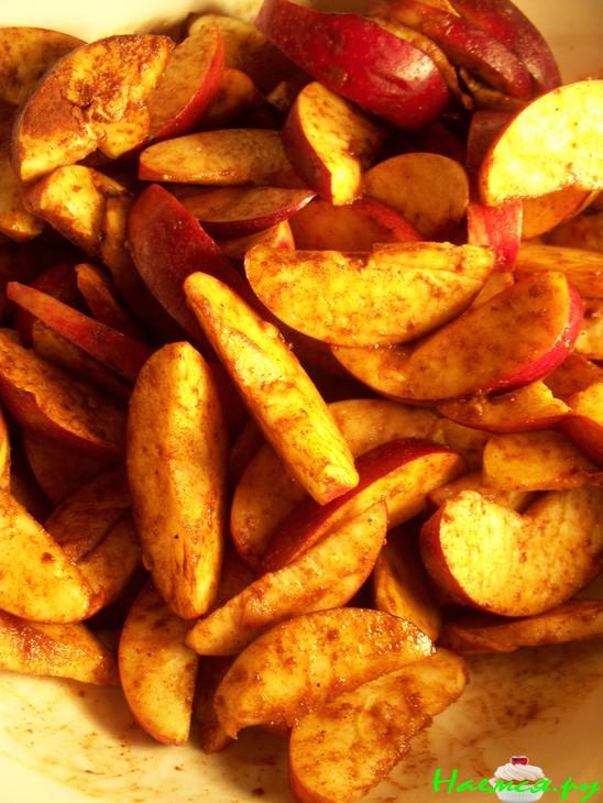 Пирог яблочный с сухой вишней и корицей 