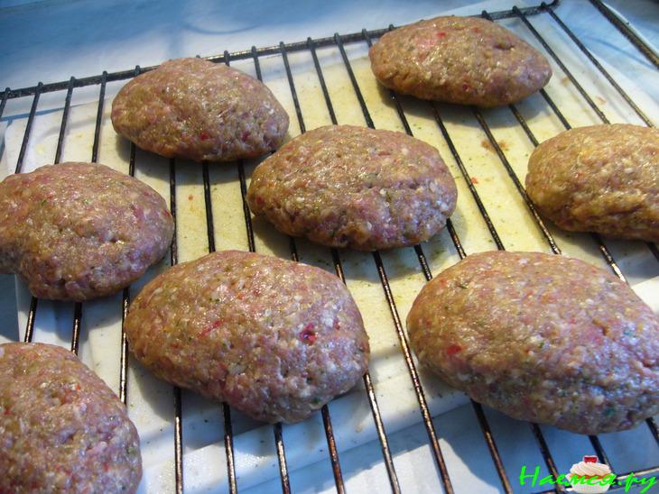 Bifteki (бифштекс) с сыром фета и соусом тцацики