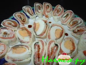 Рулетики из моцареллы, базилика и лосося