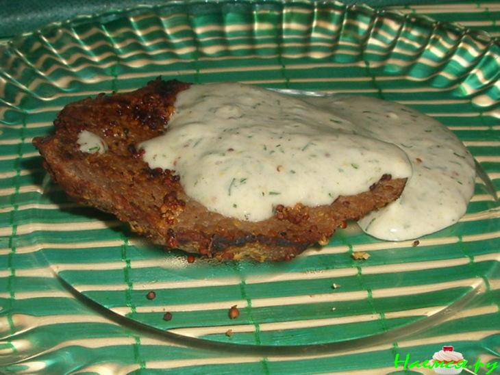 Говядина в горчичном маринаде с банановым соусом