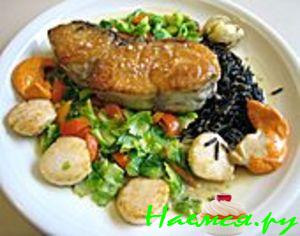 <span style='font-size: 13pt; font-weight: 700'>Жареная рыба овощами и с морскими гребешками