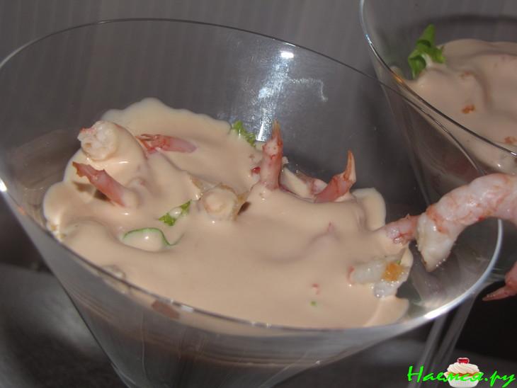 Креветочный коктейль с листьями салата