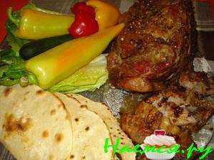 Томлёная свинина с лепёшками тартильяс