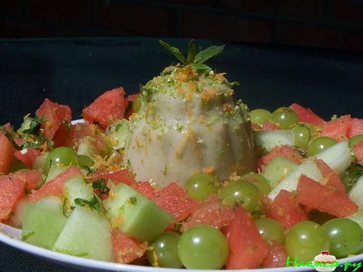 Салат фруктовый с виноградно-дынным пудингом