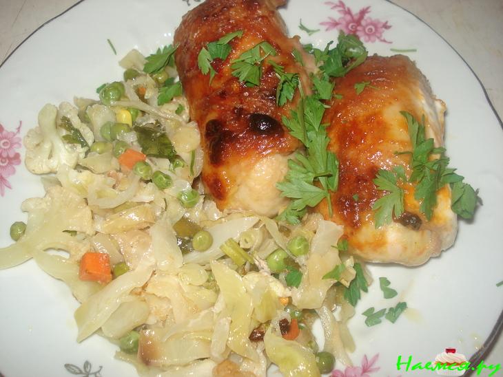 Голубцы в куриных шкурках на овощной подушке