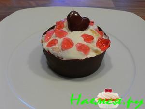 Шоколадные корзиночки с бисквитом и с кремом Шоколадные корзиночки с бисквитом и с кремом