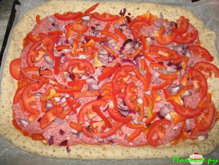 Пицца "Салями" с овощным акцентом и сыром в корочке