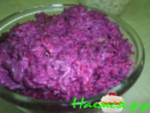 Салат с селедкой и маринованной свеклой