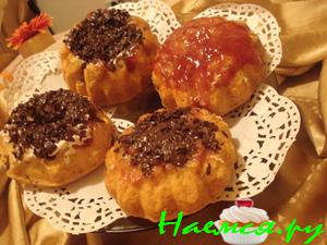 Яблочные шарлотки с клубничной пропиткой и шоколадом 