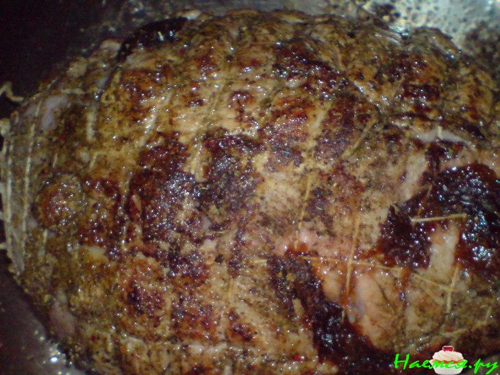 Мясо, запеченное под сметанно-горчичным кремом и нашпигованое черносливом