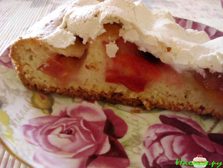 Пирог со сливами и безе