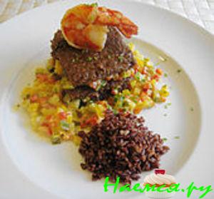 Башенки с фаршем, овощами и креветками