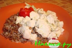 Курица в сметанно-чесночной подливке с солеными огурчиками