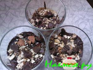 Шоколадный десерт с топленым молоком и печеньем