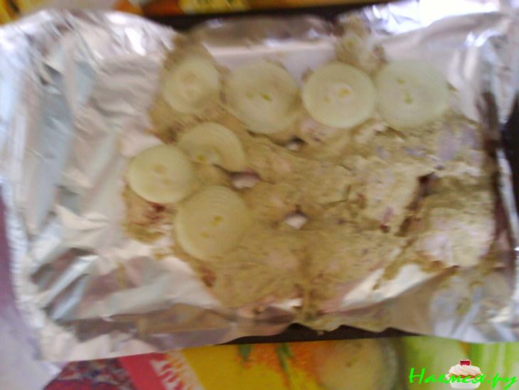 Птичка под мхом