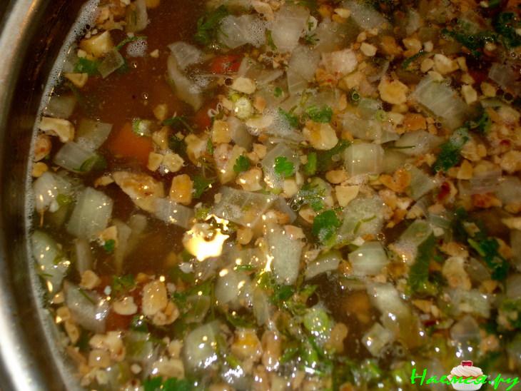 Говяжий суп с чечевицей и черносливом