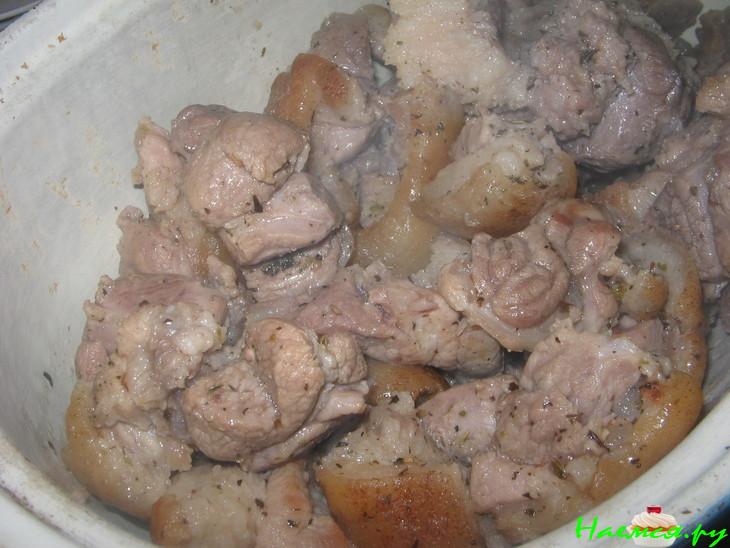 Свиная рулька тушенная в гусятнице