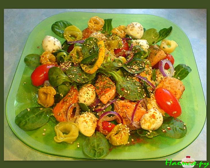 Салат с тортеллини и рыбой