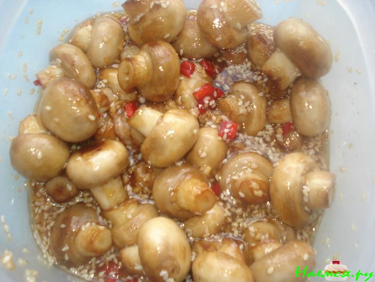 Грибы маринованные с кунжутом