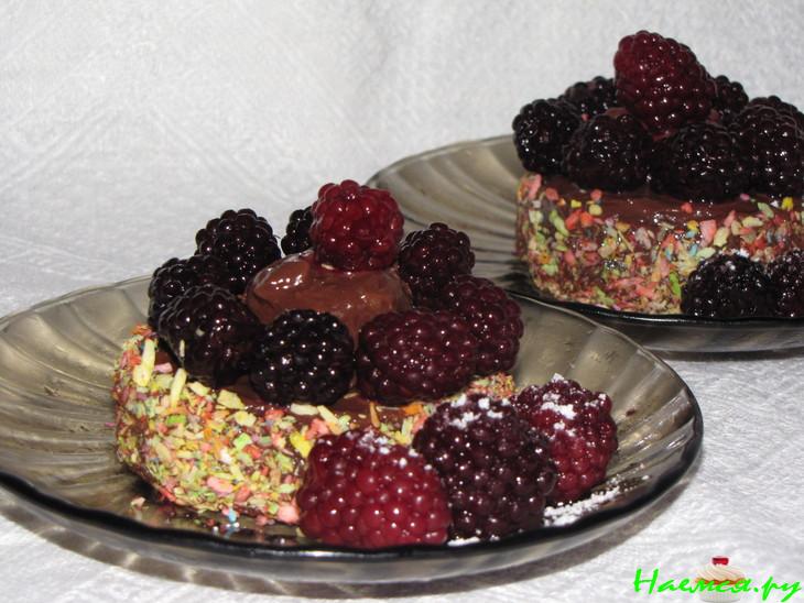 Шоколадный десерт с ромом и ежевикой