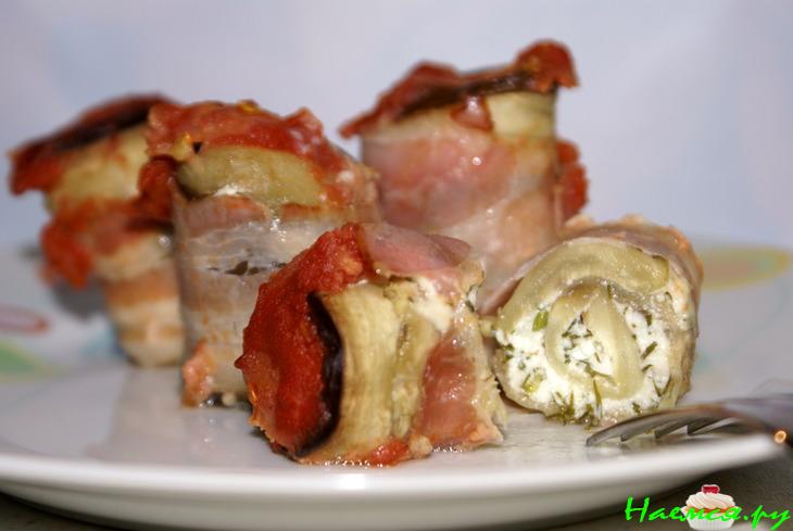 Баклажановые рулетики запеченные с творогом и беконом