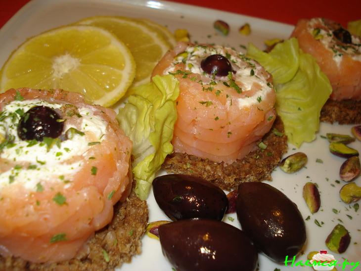 Канапе с рулетами из лосося