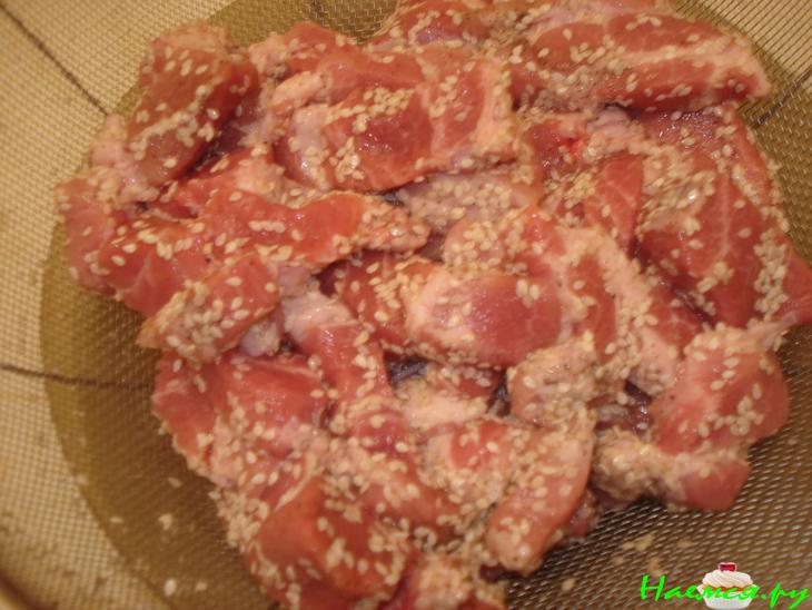 Мясо жареное с кунжутом с соусом по-французски