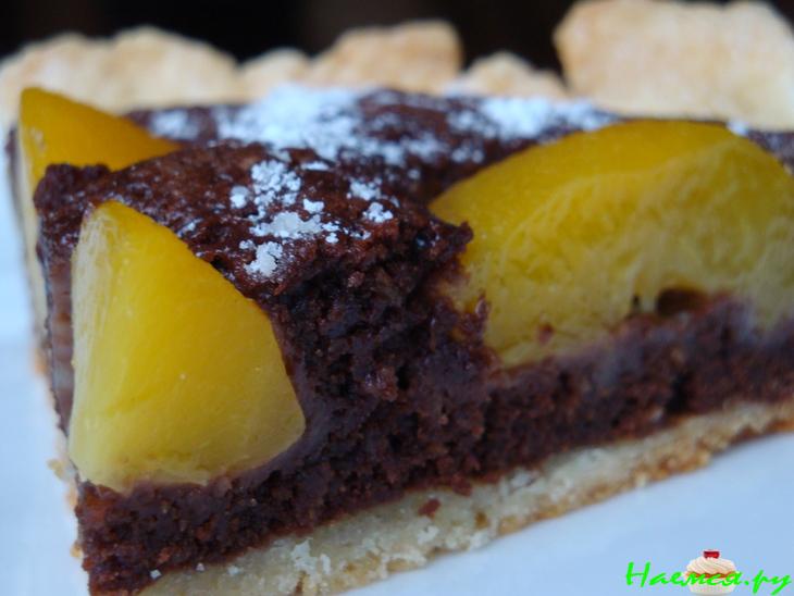 Шоколадный пирог с персиками