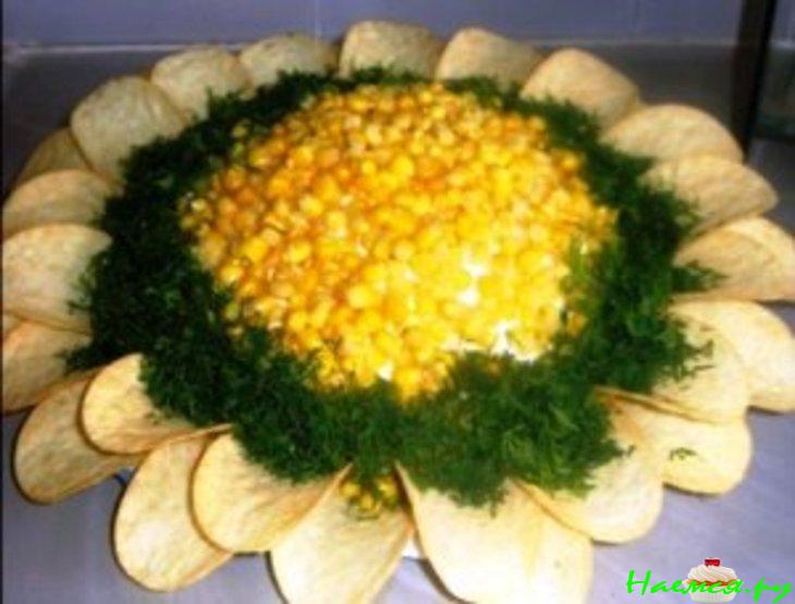 Салат куриный "Подсолнух" с грибами и кукурузой