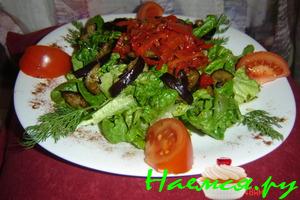 Салат из жареных баклажан с маринованным перчиком 