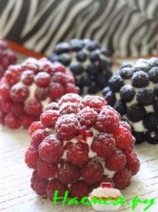 Пирожные "Ягодки в снегу"