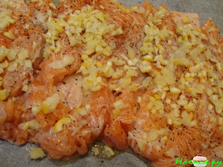 Лимонная форель с белым вином, козьим сыром и запеченными грушами