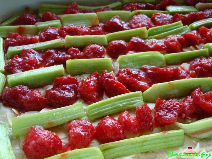 Пирог с ревенем и клубничкой Пирог с ревенем и клубничкой