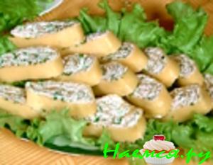 Сырный рулет с курицей, творогом и орехами