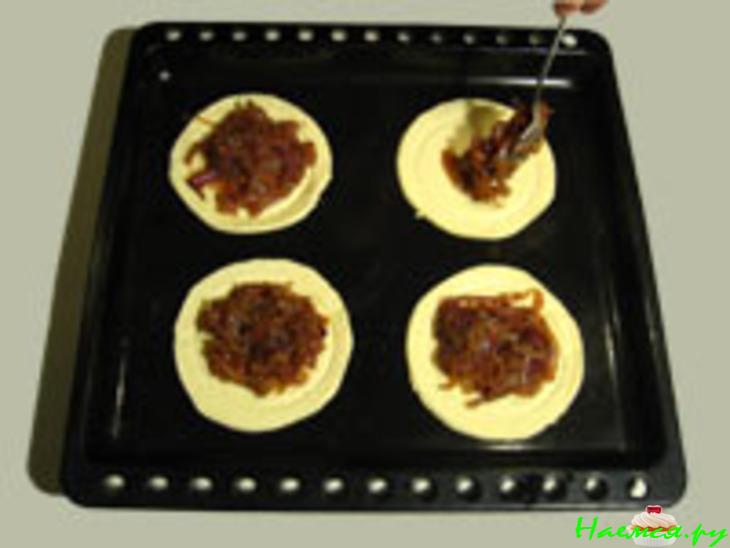 Слоёные пирожки с луком и сыром