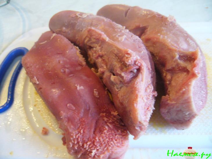 Язык, запеченный с инжиром, под сливочно-хреновым соусом