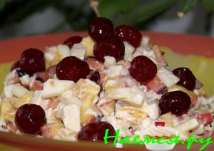 Салат с фруктами и куриной грудкой