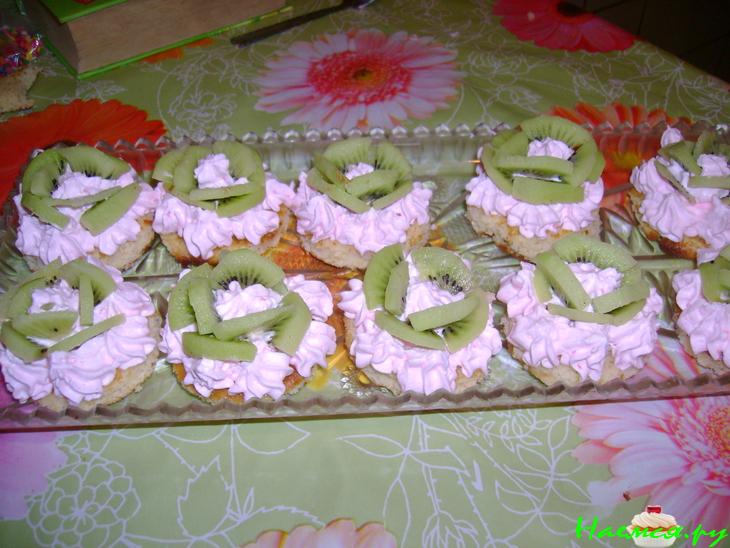 Корзиночки со сливками и киви Корзиночки со сливками и киви