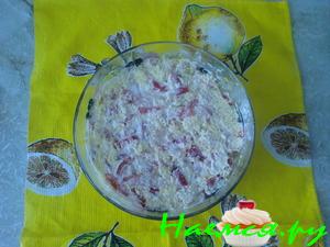 Салат слоеный с красным перцем, ветчиной, яйцами и сыром