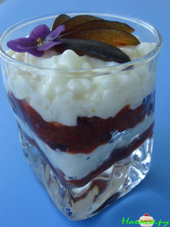 Молочный рис со сливами и корицей