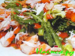 Салат из краба с овощами и томатным соусом