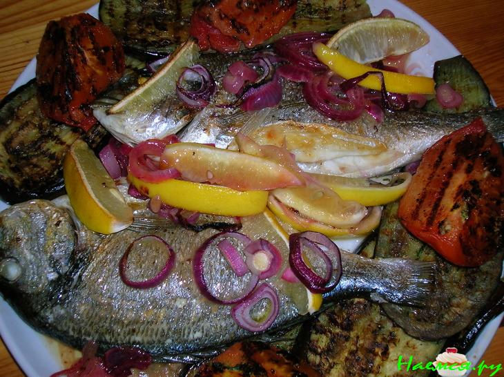 Дорада запеченная с овощами